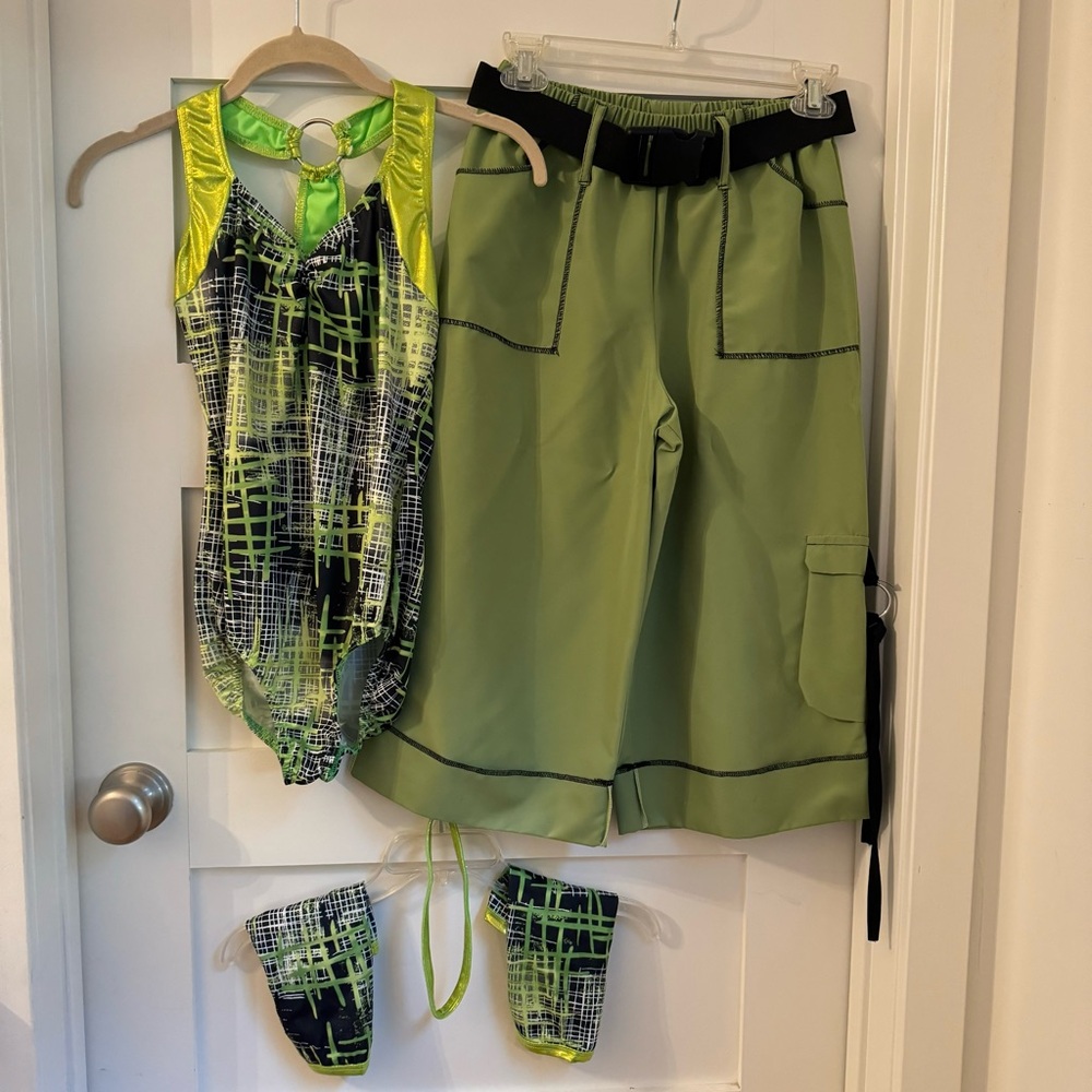 5-piece Fun Retro-style 80s/90s Leotard & Cargo Capris! Halloween